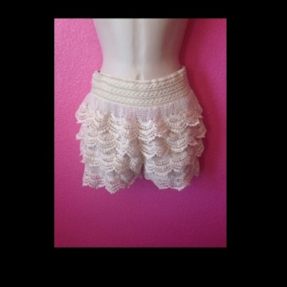 Beige ruffled shorts S/M - Picture 1 of 3